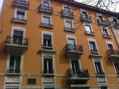 Façade peinte d’un immeuble, photographie publiée par Eco Peinture