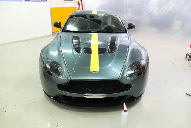 Film de protection de carrosserie sur une Aston Martin, photo publiée par Loutan