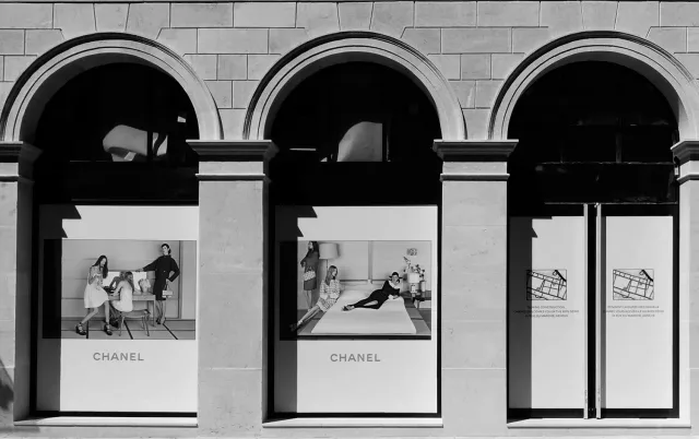 Décoration de vitrines Chanel, réalisation présentée par Loutan