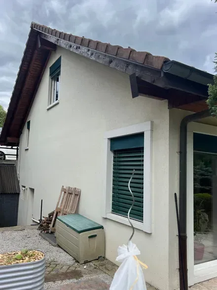 Toiture et façade d’une maison, photographie de chantier publiée par AGALIA